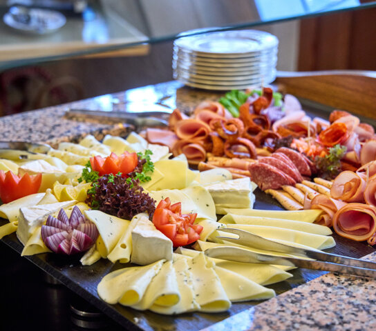 Frühstücksbuffet mit Käse und Wurstplatte