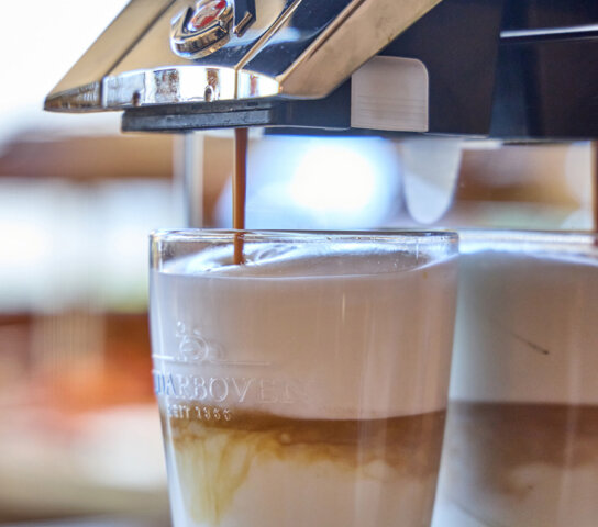 Frischer Milchkaffee zum Frühstück
